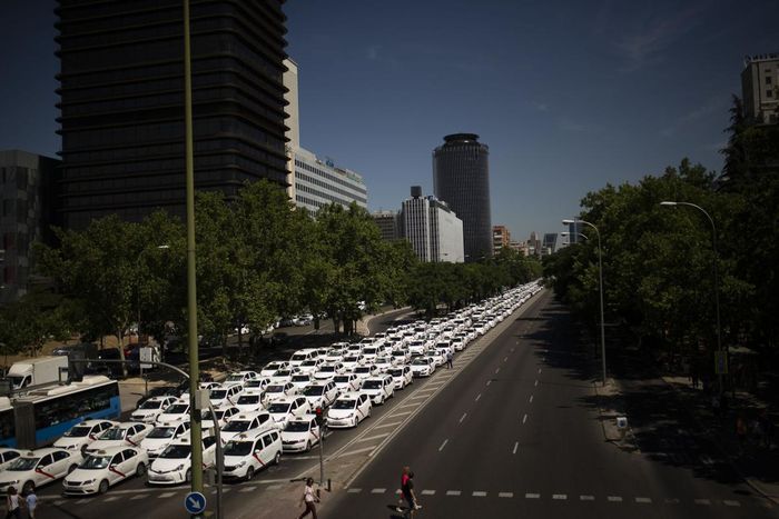 Aksi para taksi konvensional di madrid