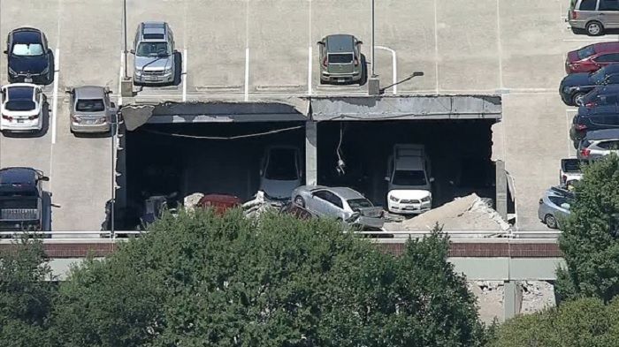 Parkir mobil dua lantai roboh di Texas