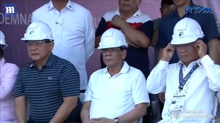 Presiden Duterte saat menyaksikan mobil yang dihancurkan oleh buldozer