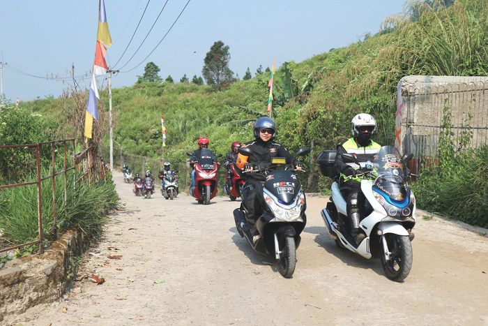 Rombongan touring komunitas Honda PCX Club Indonesia