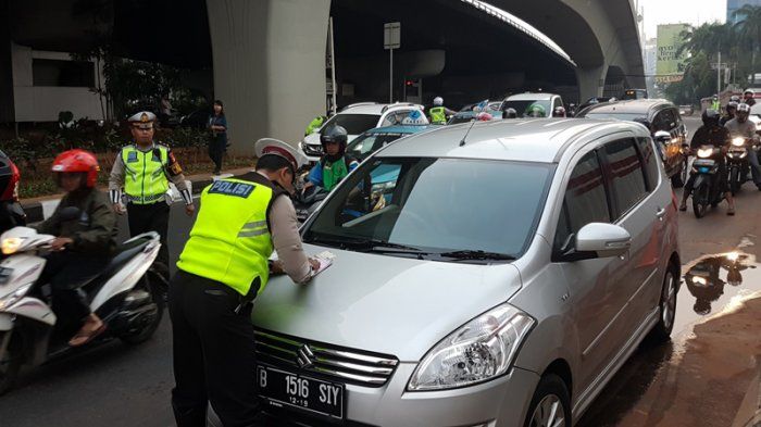 Ilustrasi tilang di Jalan DI Panjaitan karena melanggar sistem ganjil genap.