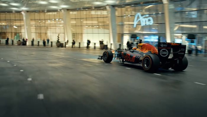 Daniel Ricciardo menggunkan mobil F1