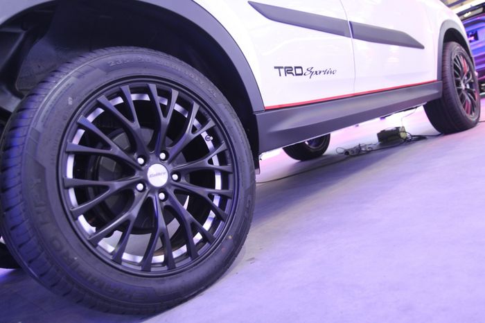 Pelek 18 inci dengan ban profil tebal karena memperhitungkan segi kenyamanan