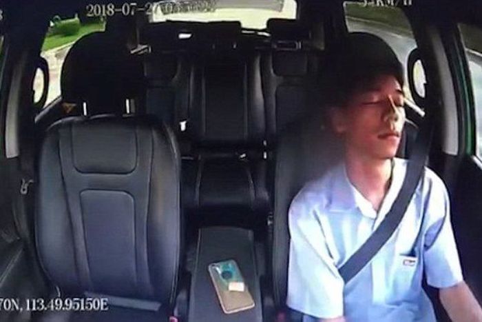 ILUSTRASI. sopir taksi tertidur saat kemudikan mobilnya