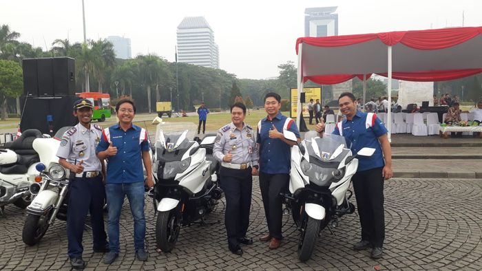 Kadishub saat berpose moge di BMW K 1600 B 