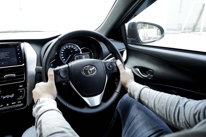 Setir multifungsi di Toyota Yaris merupakan fitur yang meningkatkan kenyamanan dan keamanan berkendara