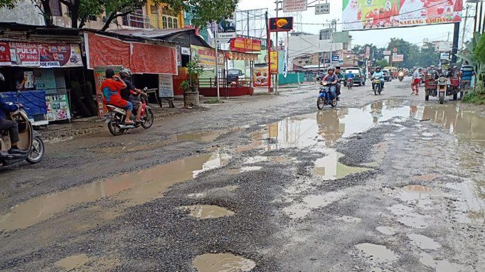 Jalanan rusak berat di Kota Medan