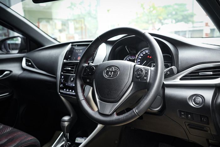 Tombol multifungsi di Toyota Yaris sangat membantu meningkatkan keamanan berkendara