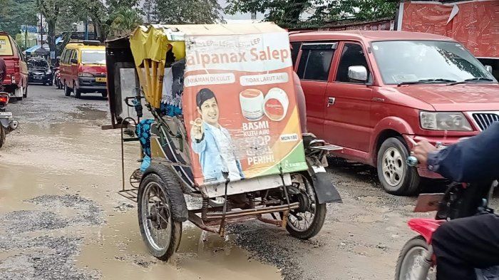 Jalanan rusak di kota Medan. Jangan sampai menunggu ada korban baru diperbaiki