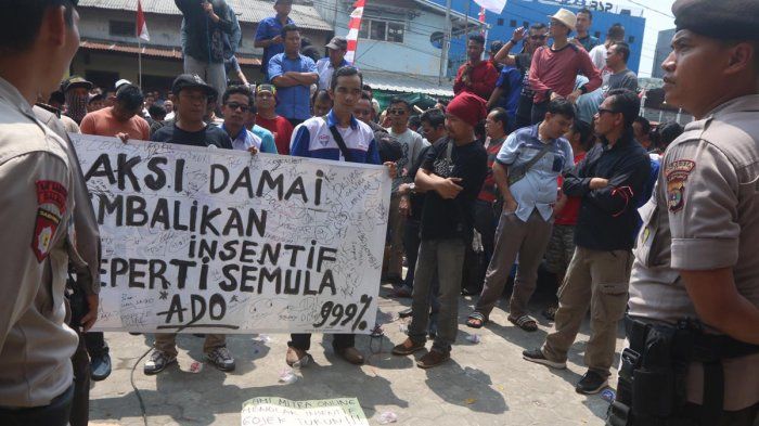 Aksi ini sempat membuat arus lalu lintas di Jalan MH Thamrin Lampung Lumpuh Total