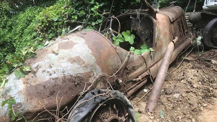 Mobil klasik yang ditemukan terlihat sudah rusak