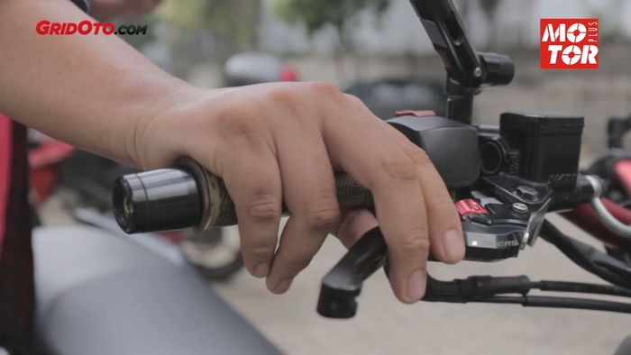 Kebiasaan jalan sambil menahan rem pada motor matic bikin kampas ganda cepat habis
