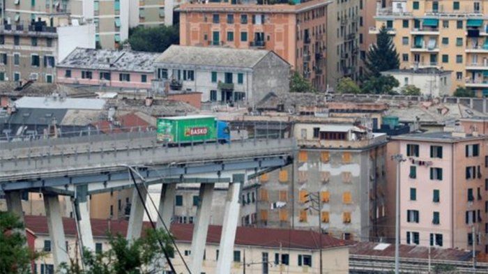 Jembatan ambruk di Genoa, Italia