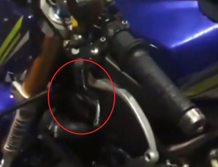 Ada dua handle, kopling untuk yang dilingkari merah dan yang panjang untuk rem belakang.