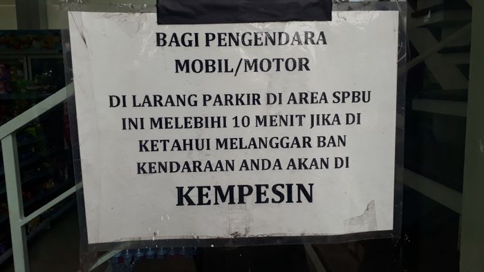 banner yang terpampang di dalam SPBU 34-11508, Jakarta Barat