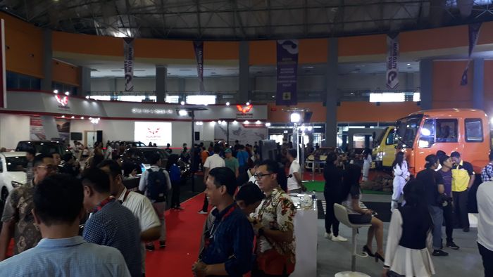 Suasana Keramaian Pengunjung GIIAS Makassar 2018