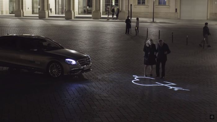 Salah satu contoh fitur canggih pada LED Mercedes-Benz 