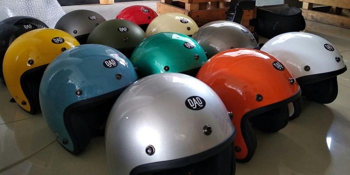 Helm anak DAD, tersedia dalam 13 varian warna.