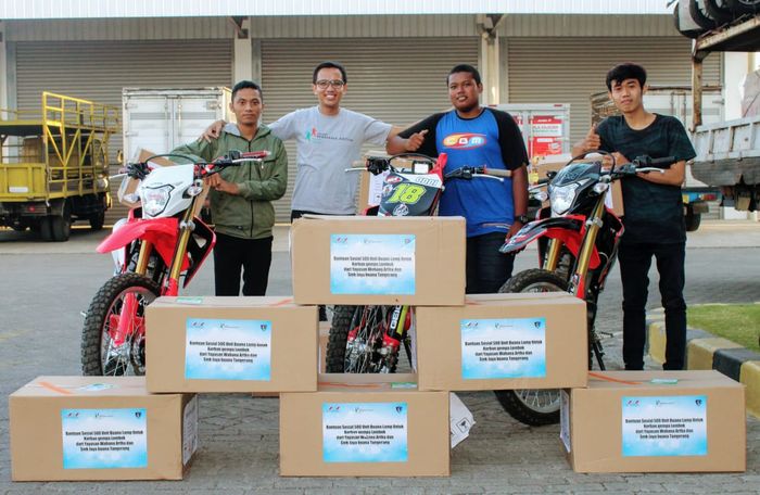 Komunitas CRF Mataram membantu membagikan bantuan ke korban bencana Lombok