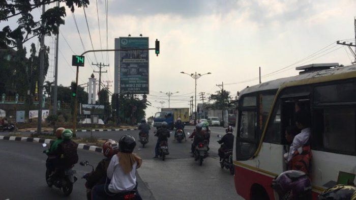 Lampu lalu lintas di depan Pasar Jerakah, Tugu, Semarang, Jawa Tengah.  