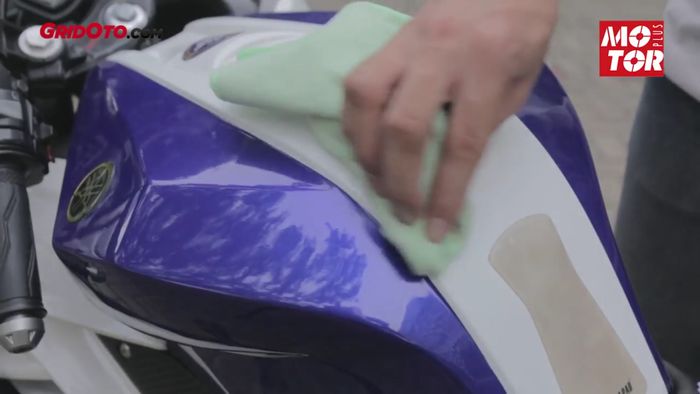 Hilangkan baret di cover tangki motor sport