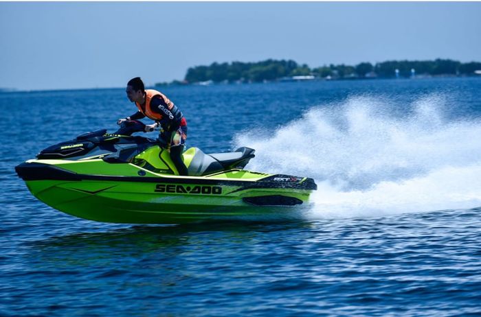 Kevin Sanjaya saat bermain Jet Ski