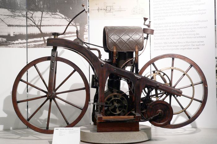 Reitwagen, sepeda motor pertama berbahan bakar bensin