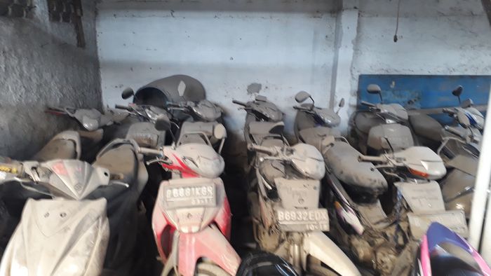 Puluhan Motor tak bertuan di penitipan motor Surya Gemilang stasiun Bekasi