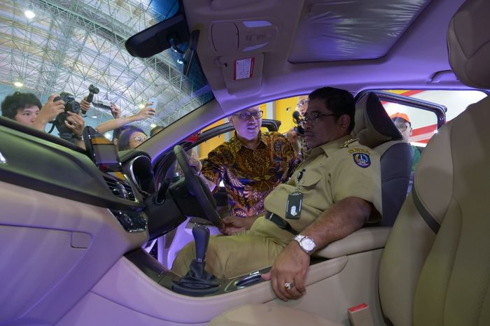 Dr. Soni Sumarsono mencoba duduk di dalam kabin Wuling Cortez