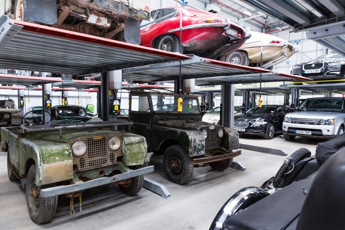 Selain servis, pemilik juga bisa melihat-lihat mobil klasik yang dijual (contoh bengkel di Inggris)
