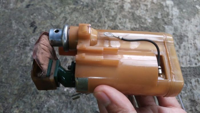 Lepas fuel pump dari tangki motor