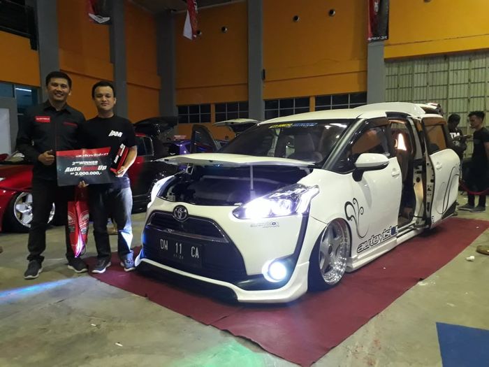 Toyota Sienta jadi juara 2 kelas 1eighty AutoLightUp 2018 di Makassar
