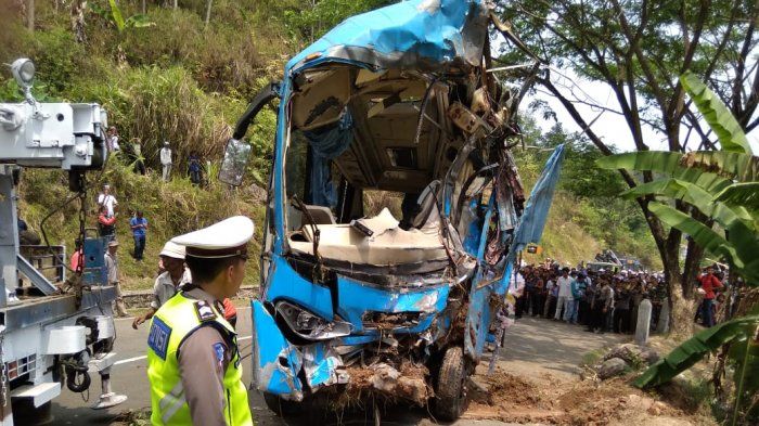 Evakuasi bus pariwisata yang kecelakaan di Cikidang, Sukabumi
