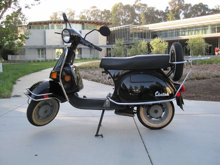 Bajaj Chetak tahun 2009 alias rilisan terakhir. Manis ya?