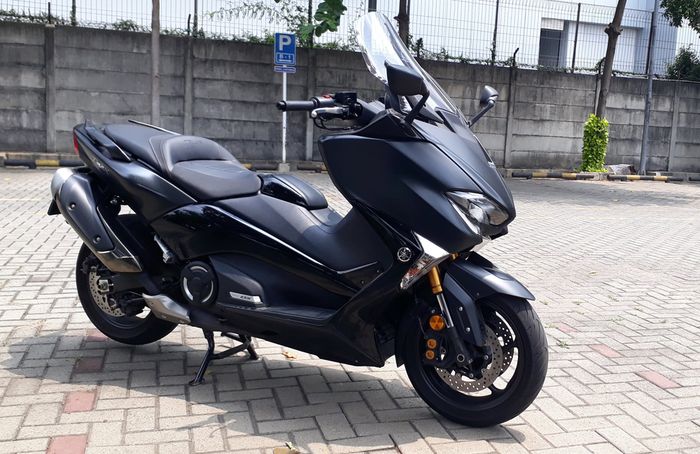 Ilustrasi Yamaha TMAX DX 2018