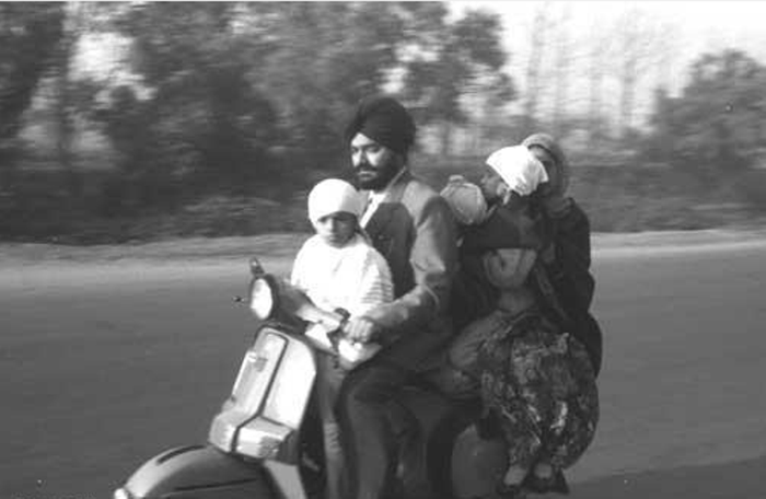 Foto lawas sebuah keluarga menunggangi Bajaj Chetak  di Mumbai, India