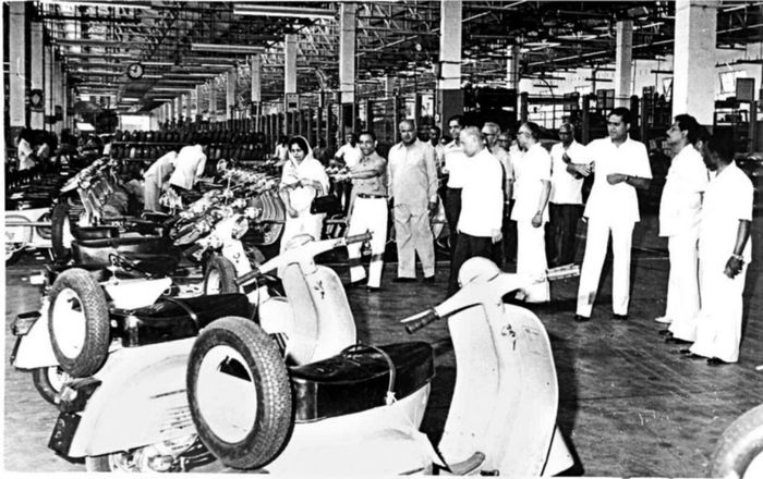 Pabrik milik Bajaj Auto di Pune, India pada masa lampau