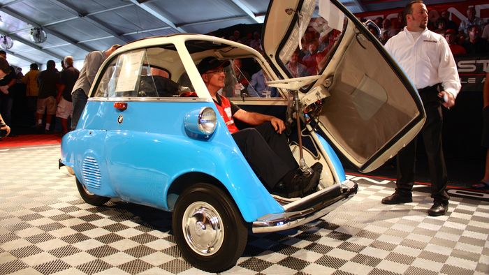 Pintu BMW Isetta 300 saat dibuka, setirnya ikut terlipat ke depan