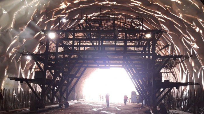 Ujung terowongan tol Cisumdawu