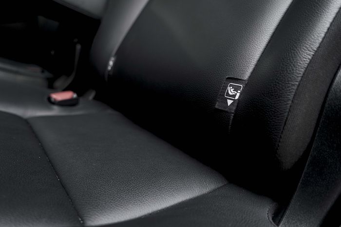 Dengan hadirnya fitur ISOFIX ini child seat bisa dipasang di mobil dengan cepat dan aman.