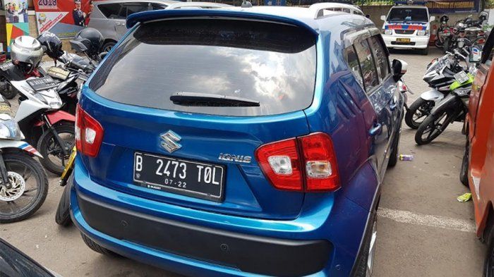Mobil Suzuki Ignis berkelir biru metalik yang dikendarai wanita berinisial TMN yang sempat menerobos