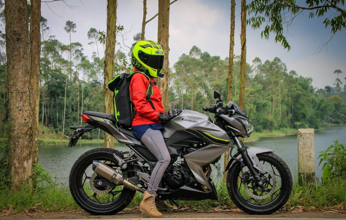 Eka Ruliana Febrianti, lady biker berhijab tunggangi Kawasaki Z250