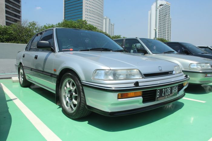 Honda Grand Civic lampu depannya menyatu dengan sein, dan juga desain bempernya sedikit berbeda.