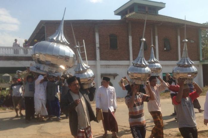 Pembongkaran Masjid Jami Baitul Mustagfirin di tengah jalan tol Batang-Semarang