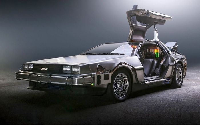 DeLorean DMC-12 di film Back to The Future