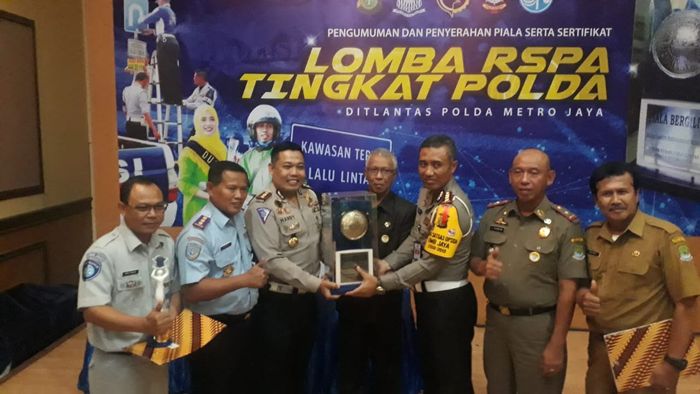 Penyerahan piala lomba RSPA (Road Safety Partnership Action) ke Kasatlantas Polres Metro Bekasi Kota