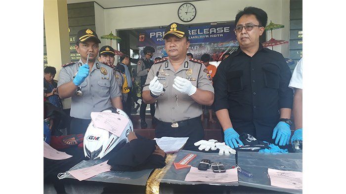 Kapolres Tasikmalaya Kota AKBP Febry Kurniawan Maruf memperlihatkan barang bukti