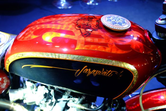 Finishing dengan dominan warma merah ditemani goldleaf dan efek cat transparan