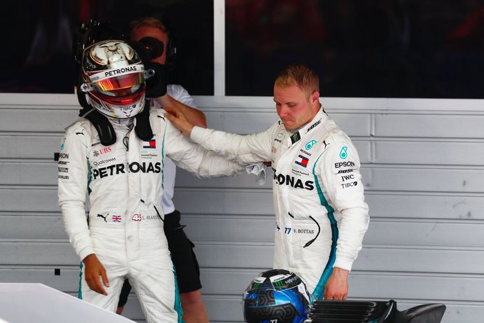 Lewis Hamilton (kiri) menghampiri Valtteri Bottas setelah finish terdepan di F1 Rusia 2018