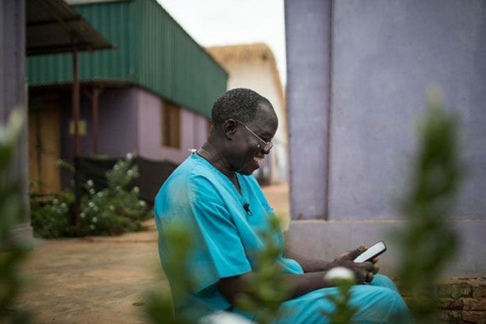 Pengabdiannya terhadap kemanusiaan membuat dokter Atar mendapat penghargaan